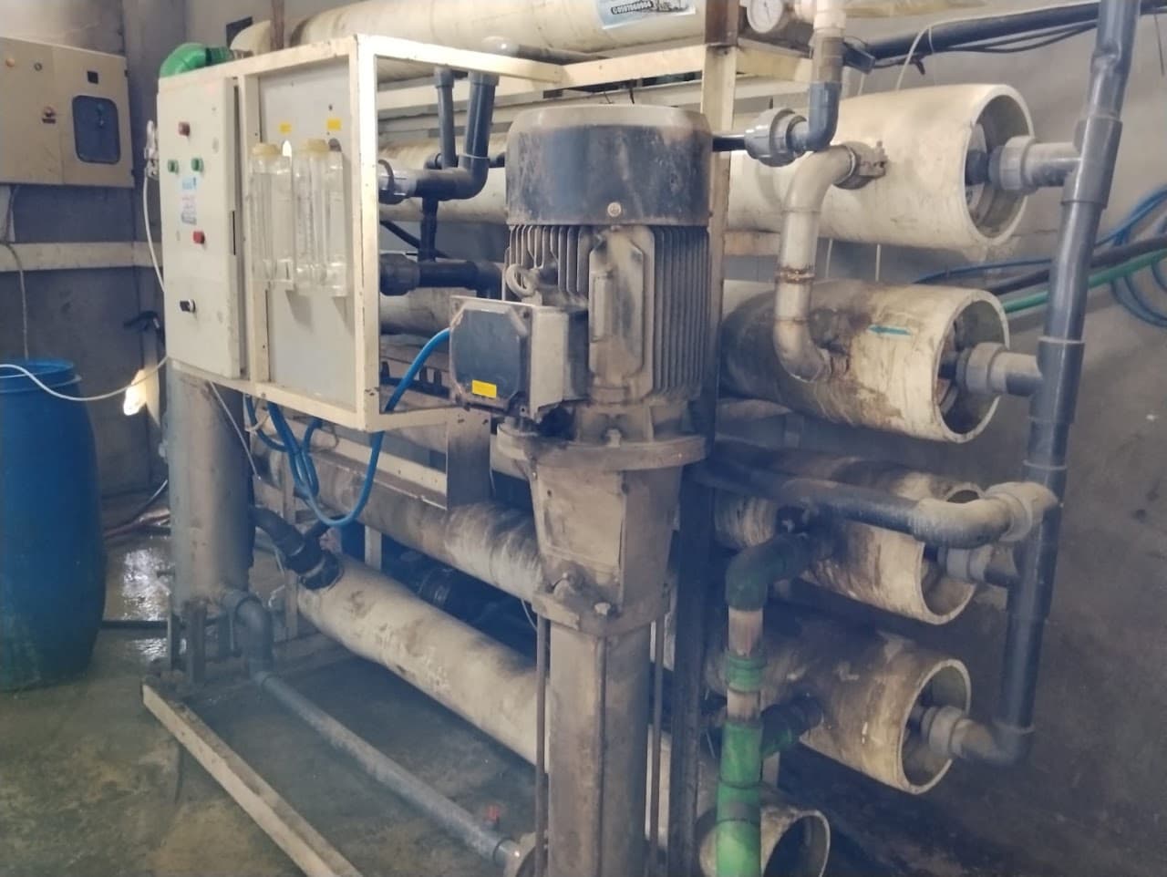 Reverse osmosis filtration unit treating water drawn from a well
